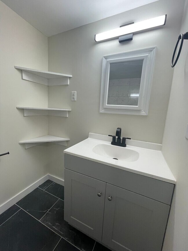 Building Photo - 1036 Seymour Ave