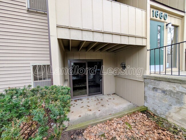Building Photo - Reduced Price on this Updated 2-Bedroom Condo Steps from Crocker Park – Pool & Clubhouse