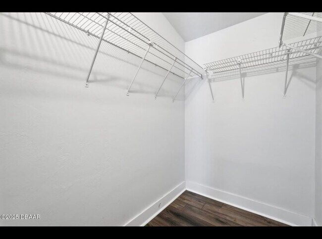 Building Photo - 3 Bedroom with Florida Room and Shed Available Now - Daytona Beach