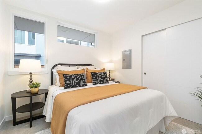 Building Photo - 2Bd/2Ba Seattle Townhouse