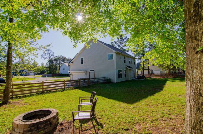 Building Photo - "Spacious 4-Bedroom Sanctuary with 3 Full Baths in Hampstead – Your Dream Home Awaits!"