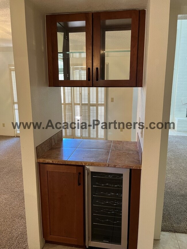 Building Photo - Large Three Bedroom Townhouse