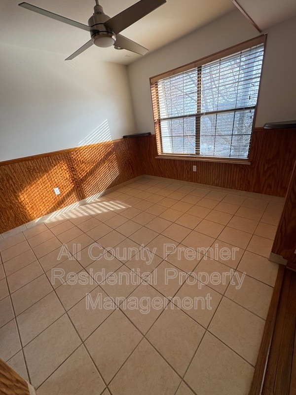 Building Photo - 409 Hidden Village Dr