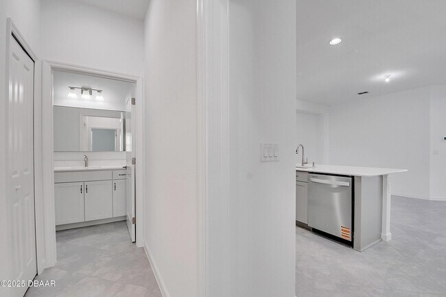 Building Photo - 215 Summertime Pl