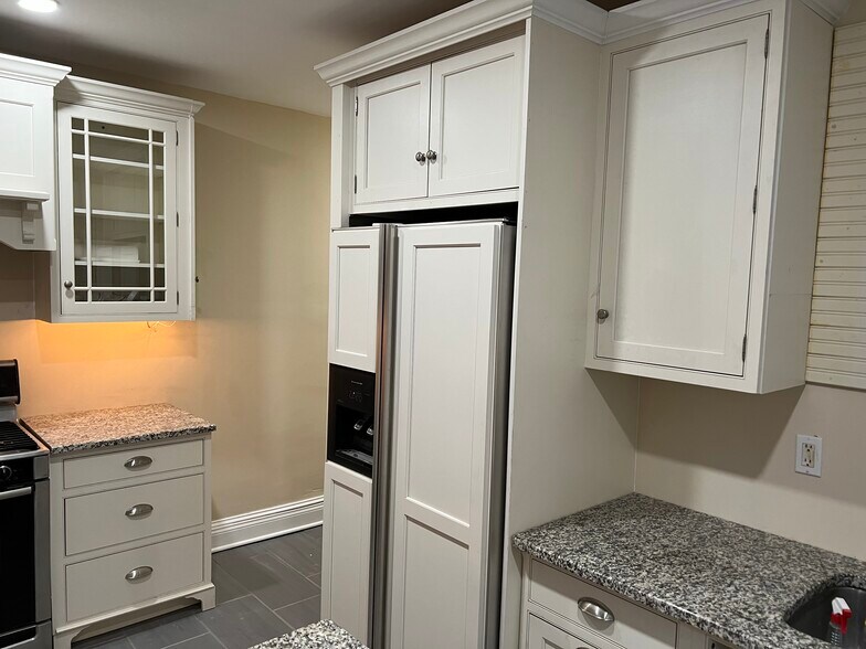 Building Photo - 731 Drexel Ave