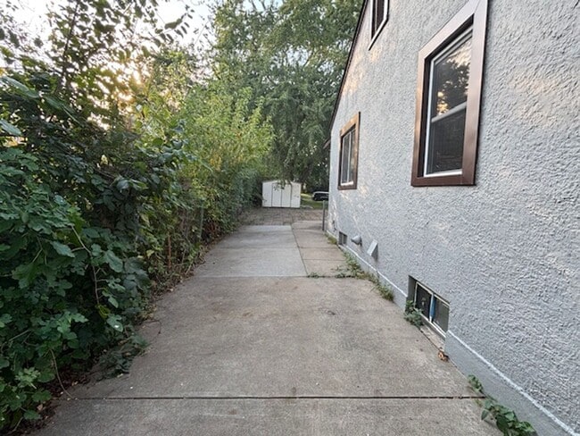 Building Photo - Cute & Cozy 2 BR/1 BA Single Family Home i...