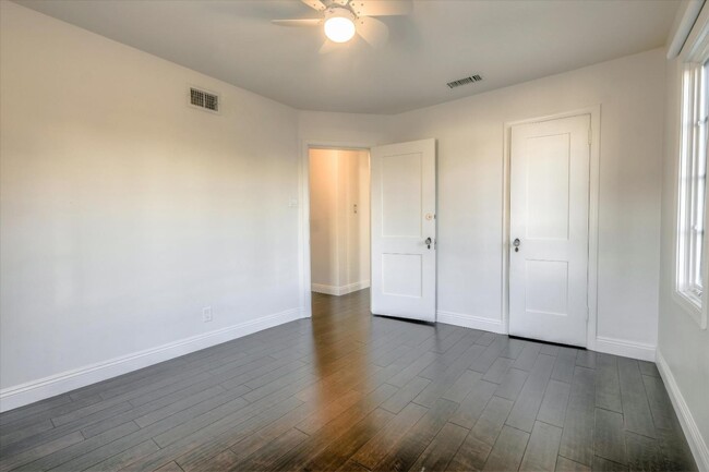 Building Photo - 366 S Crescent Heights Blvd