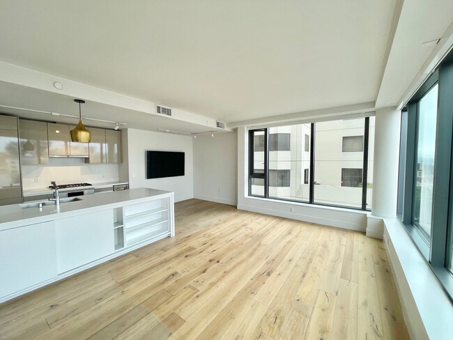 Building Photo - Premier Condominium Close to Everything! 2...