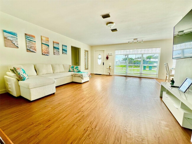 Building Photo - 133 NE 1st St