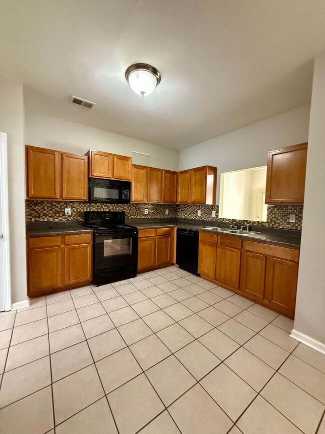 Building Photo - Great Oakwood Location- 3 bedroom, 2.5 bat...