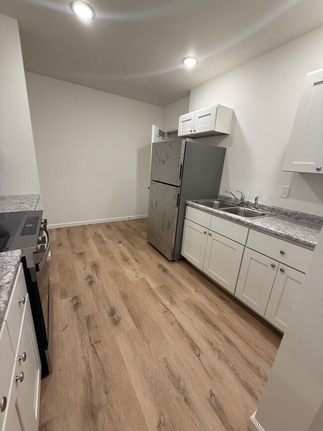 Building Photo - 2 Bedroom 1 Bathroom Apartment