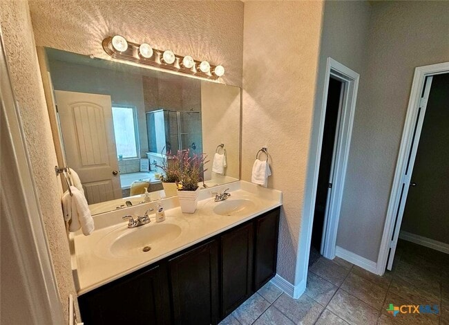 Building Photo - 729 Community Dr