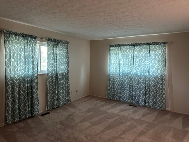 Building Photo - 180 Bombay Ave