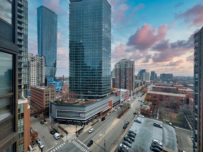 Building Photo - 899 S Plymouth Ct