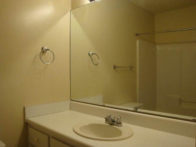 Building Photo - CUTE 2BR/2.5BA town house close to everything!
