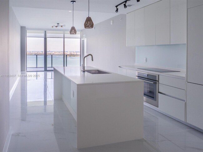 Building Photo - 700 NE 24th St