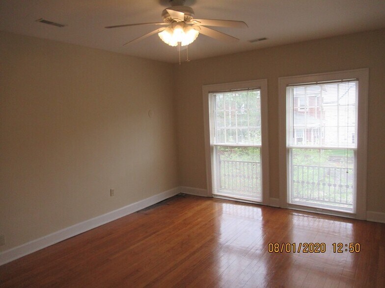 Building Photo - 719 E 7th St