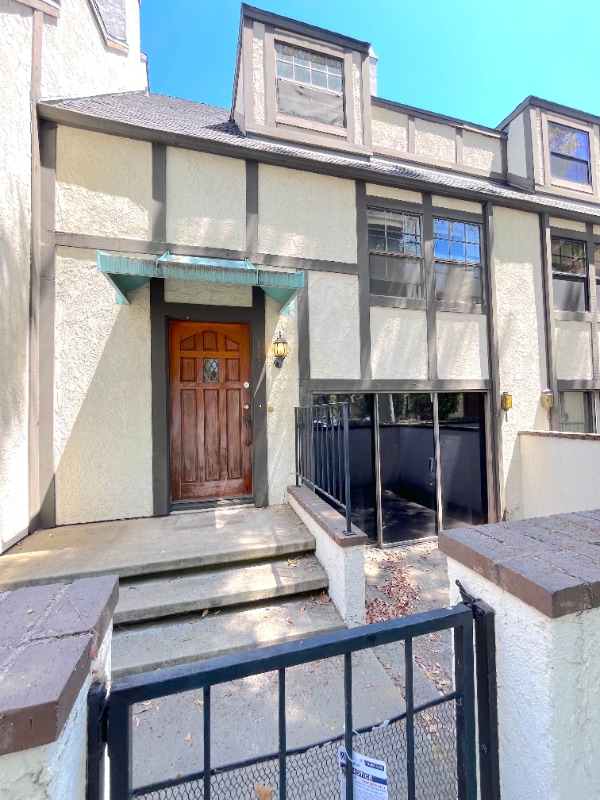 Building Photo - 111 E Rosewood Ct
