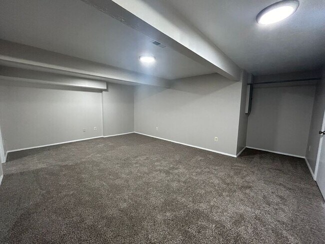 Building Photo - 647 Hidden Valley Ct