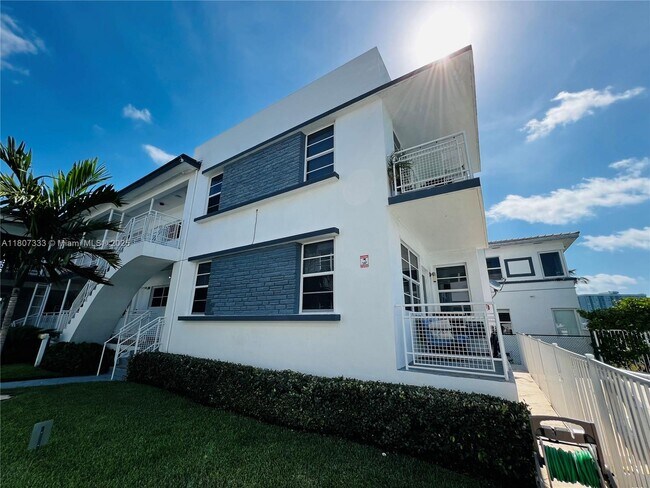 Building Photo - 960 Bay Dr