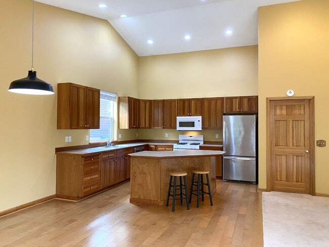 Building Photo - Private Hood River Home