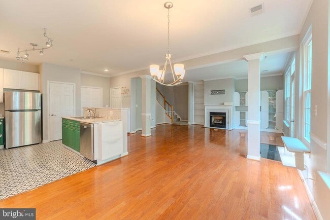 Building Photo - 2663 Manhattan Pl