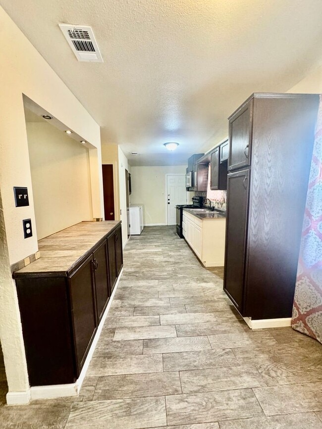 Building Photo - Lexington Subdivision-3/2-Move in ready! Call and schedule today!