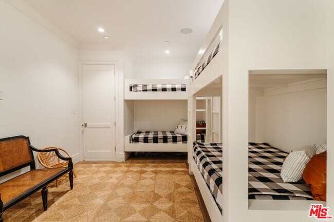 Building Photo - 957 Corsica Dr