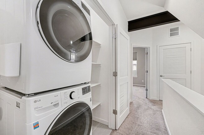 Building Photo - Modern-3 bedroom -3.5 bathroom Townhome in Santa Fe Art District