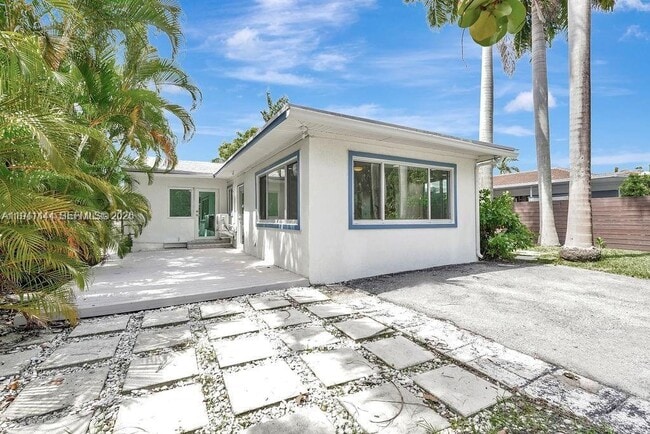 Building Photo - 937 N North Lake Dr