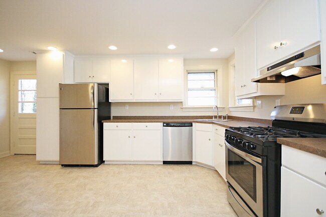 Building Photo - Walk or Bike to UVA Medical Center