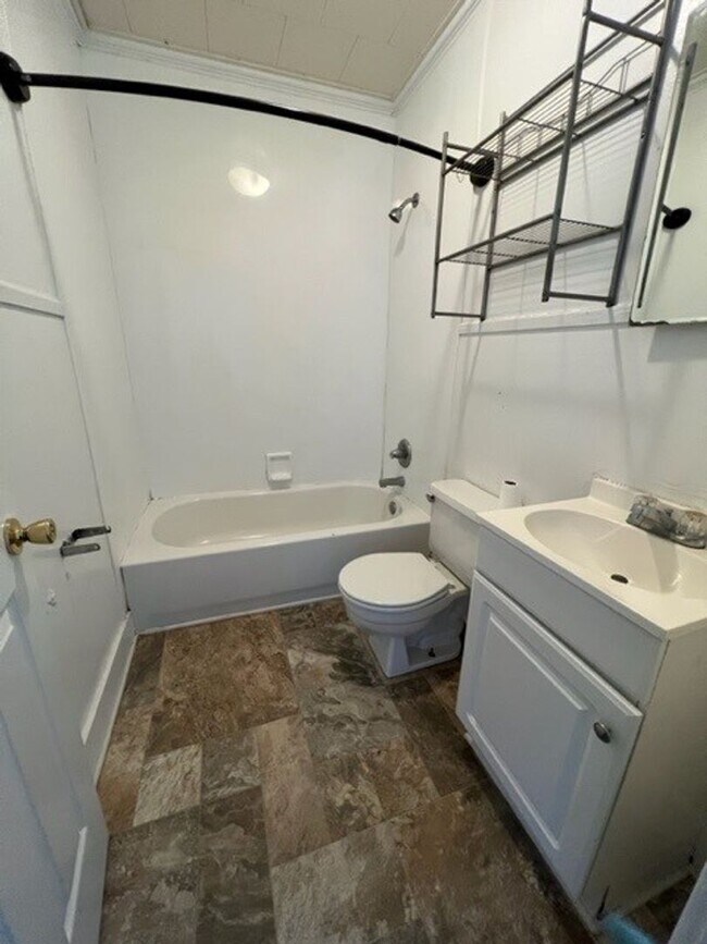 Building Photo - 2 Bedroom, 1 Bath House