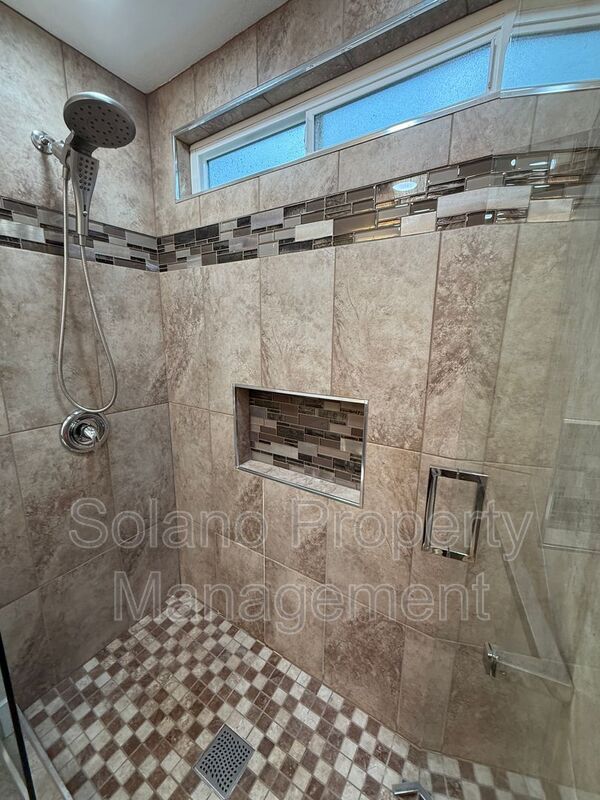 Building Photo - 921 Hickory Ave