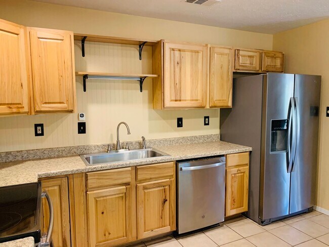 Building Photo - Move-In Ready 3-Bedroom in Sought-After Al...