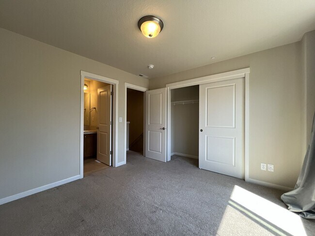 Building Photo - Modern Bull Mountain Townhome with Two Private Suites, Clubhouse, Pool, Fitness Center & Modern F...