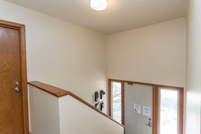 Building Photo - Beautiful updated Main-Level unit in Fabul...