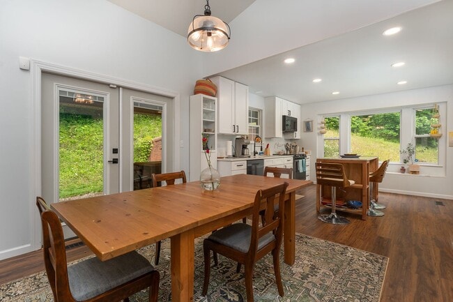 Building Photo - Mountain Retreat! -Bonus Spaces!
