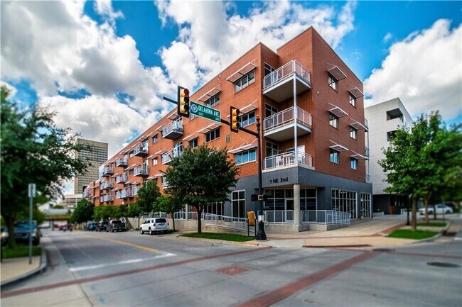 Building Photo - 1 NE 2nd St