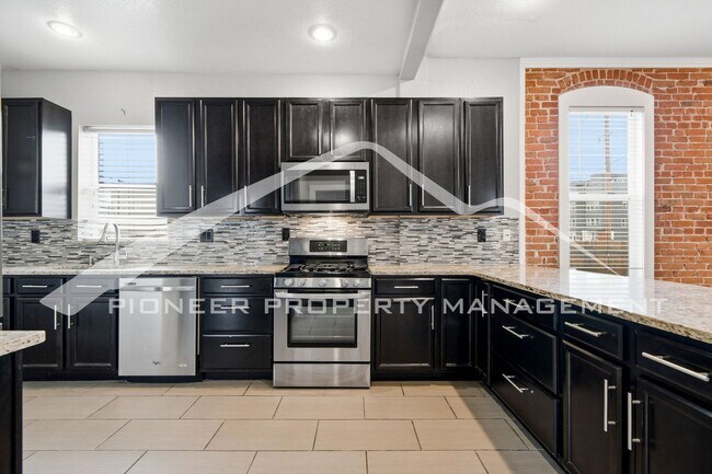 Building Photo - Charming Home with Washer/Dryer and Fenced Yard