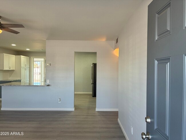 Building Photo - 10530 W Hope Dr