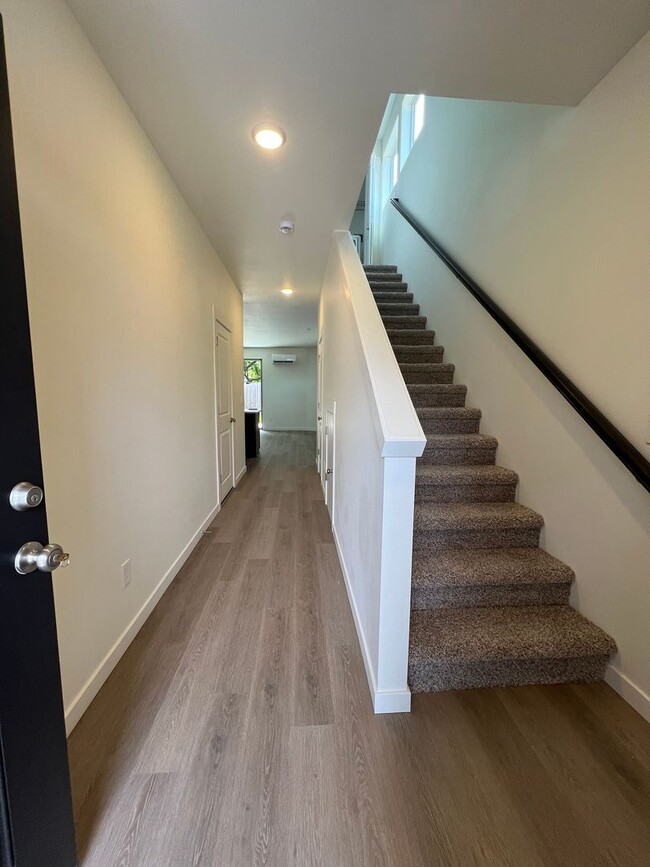 Building Photo - Brand new beautiful townhome in Vancouver!...