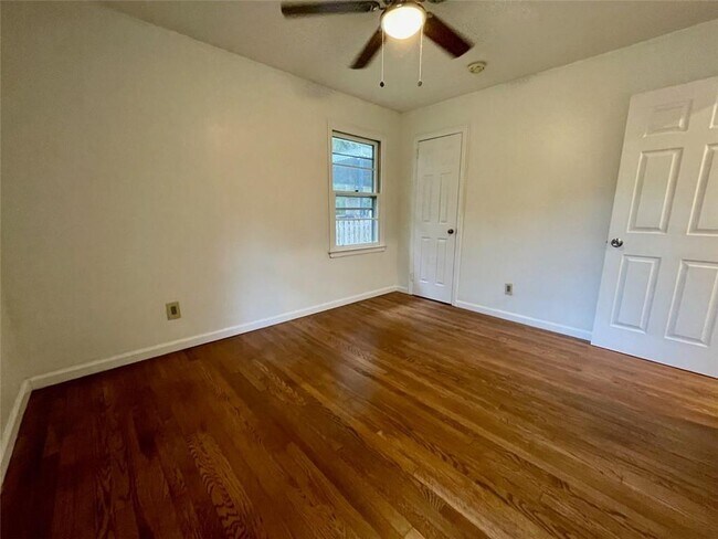 Building Photo - 6328 Oakview Ln