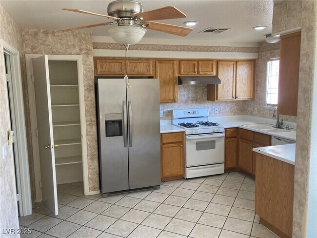 Building Photo - 800 Spotted Eagle St