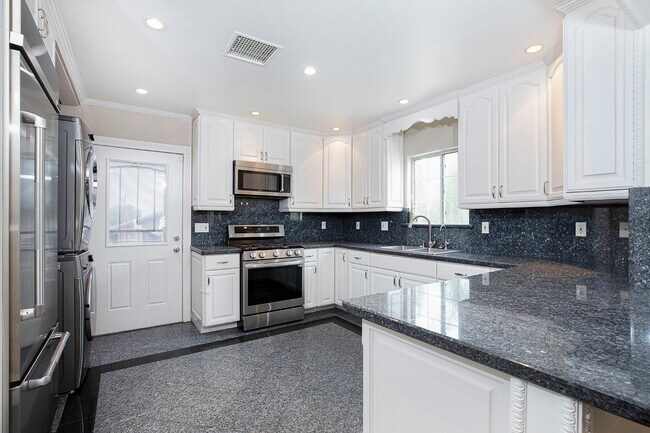 Building Photo - 10557 Helendale Ave