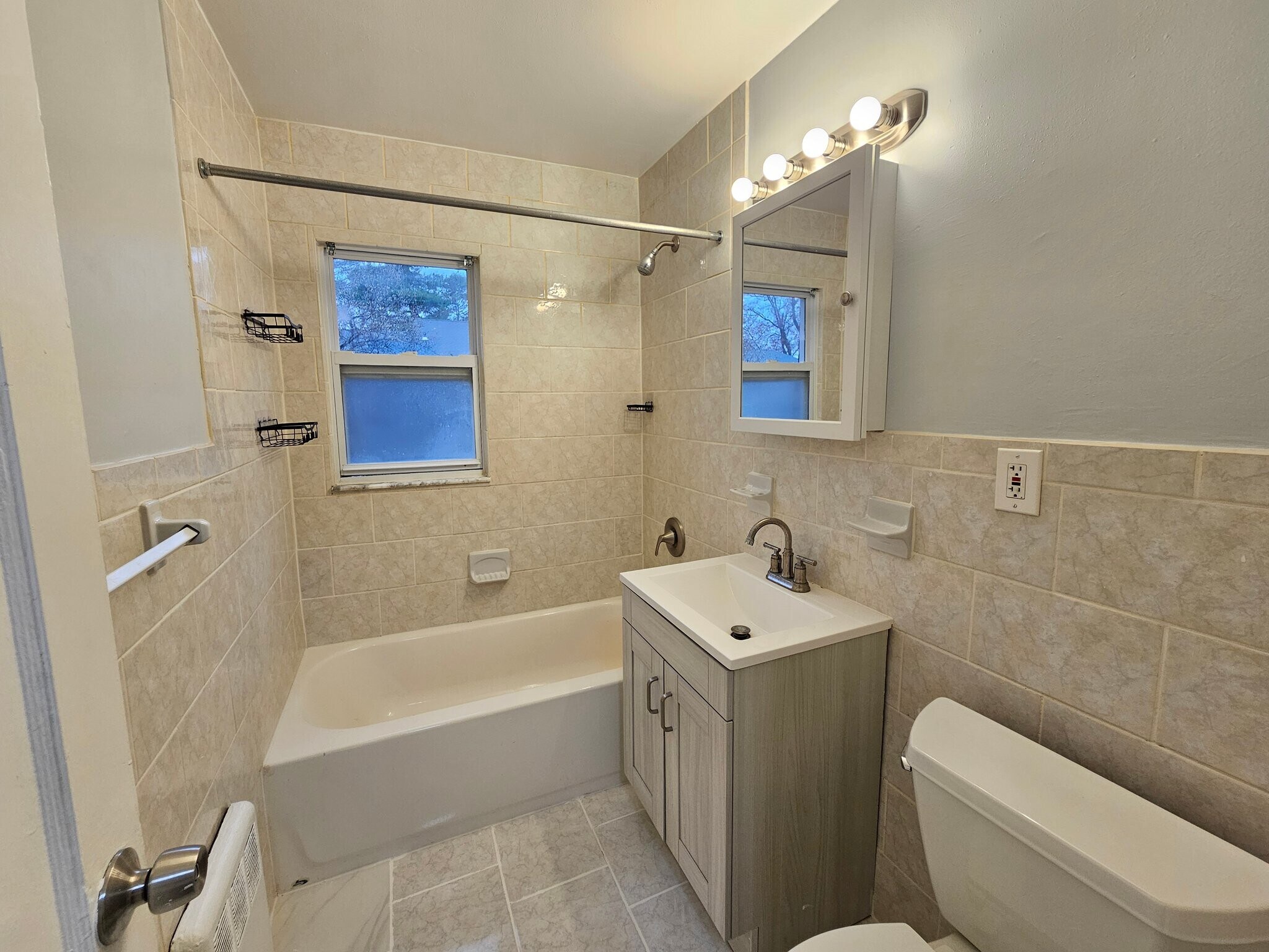 Building Photo - 353 S Center St