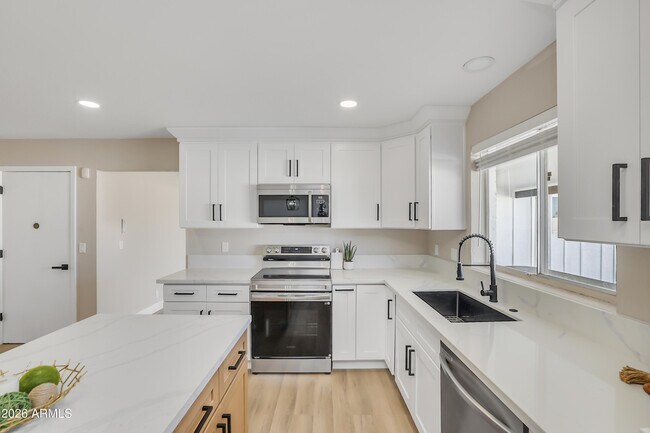 Building Photo - 1018 W Ivanhoe St