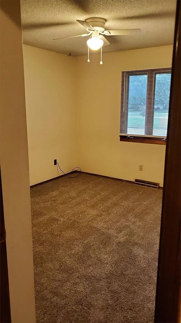 Building Photo - 3 Bedroom, 2 Bathroom Close To Everything!