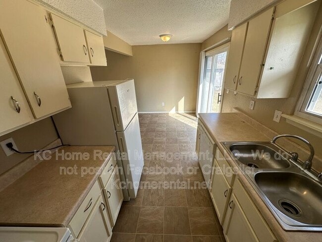 Building Photo - 405 NE Westwind Dr