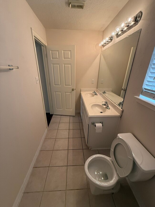 Building Photo - 2315 Glendavon Ln