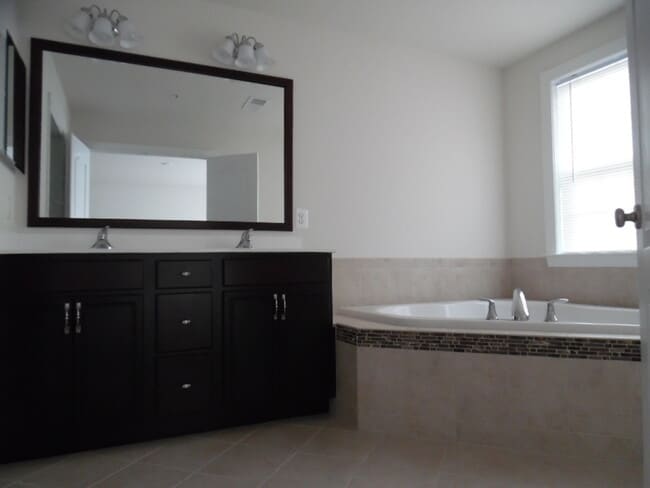 Building Photo - Luxury Townhome- Anne Arundel, MD